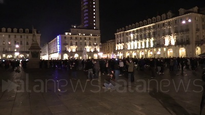 Scene from Covid, guerriglia a Torino: vetrine spaccate, cassonetti a fuoco e bombe carta