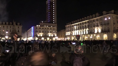 Scene from Covid, guerriglia a Torino: vetrine spaccate, cassonetti a fuoco e bombe carta