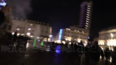 Scene from Covid, guerriglia a Torino: vetrine spaccate, cassonetti a fuoco e bombe carta
