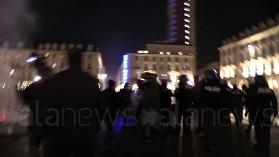 Scene from Covid, guerriglia a Torino: vetrine spaccate, cassonetti a fuoco e bombe carta