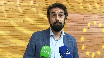 Scene from Premio Sacharov, Giarrusso: "Assagne merita il premio e la libertà"