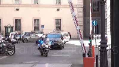 Scene from Governo, il Presidente Draghi lascia la Camera e torna al Senato
