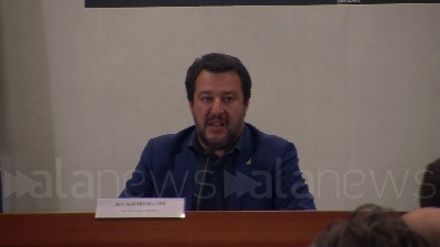 Scene from Salvini: "Chiuderemo tutti i negozi di cannabis"