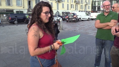 Scene from Clima, azione di Fridays For Future Milano: una balena di piantine e bottiglie in piazza XXIV maggio
