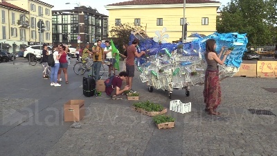 Scene from Clima, azione di Fridays For Future Milano: una balena di piantine e bottiglie in piazza XXIV maggio