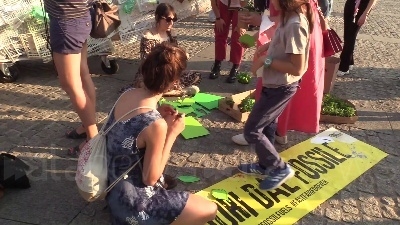 Scene from Clima, azione di Fridays For Future Milano: una balena di piantine e bottiglie in piazza XXIV maggio