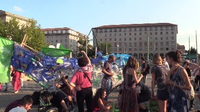 Scene from Clima, azione di Fridays For Future Milano: una balena di piantine e bottiglie in piazza XXIV maggio