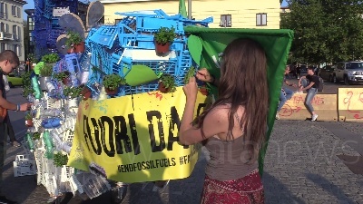 Scene from Clima, azione di Fridays For Future Milano: una balena di piantine e bottiglie in piazza XXIV maggio