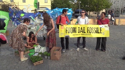Scene from Clima, azione di Fridays For Future Milano: una balena di piantine e bottiglie in piazza XXIV maggio