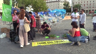 Scene from Clima, azione di Fridays For Future Milano: una balena di piantine e bottiglie in piazza XXIV maggio