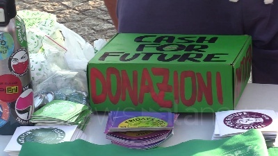 Scene from Clima, azione di Fridays For Future Milano: una balena di piantine e bottiglie in piazza XXIV maggio