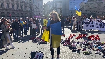 Scene from Ucraina, in piazza Duomo a Milano pupazzi e scarpe simbolo dei bambini ucraini