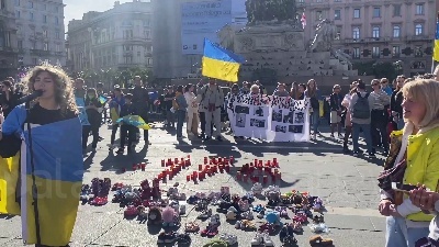 Scene from Ucraina, in piazza Duomo a Milano pupazzi e scarpe simbolo dei bambini ucraini