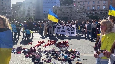 Scene from Ucraina, in piazza Duomo a Milano pupazzi e scarpe simbolo dei bambini ucraini