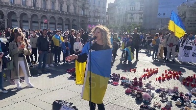 Scene from Ucraina, in piazza Duomo a Milano pupazzi e scarpe simbolo dei bambini ucraini