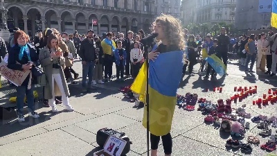 Scene from Ucraina, in piazza Duomo a Milano pupazzi e scarpe simbolo dei bambini ucraini