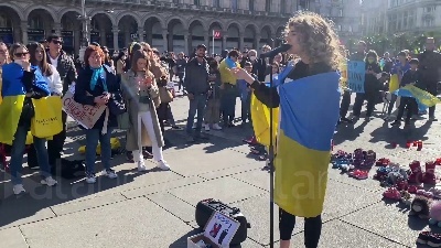 Scene from Ucraina, in piazza Duomo a Milano pupazzi e scarpe simbolo dei bambini ucraini