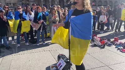 Scene from Ucraina, in piazza Duomo a Milano pupazzi e scarpe simbolo dei bambini ucraini