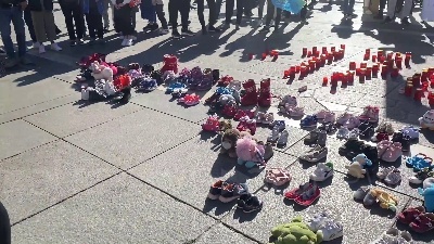 Scene from Ucraina, in piazza Duomo a Milano pupazzi e scarpe simbolo dei bambini ucraini