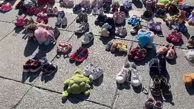 Scene from Ucraina, in piazza Duomo a Milano pupazzi e scarpe simbolo dei bambini ucraini
