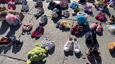 Scene from Ucraina, in piazza Duomo a Milano pupazzi e scarpe simbolo dei bambini ucraini