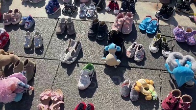 Scene from Ucraina, in piazza Duomo a Milano pupazzi e scarpe simbolo dei bambini ucraini