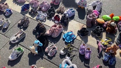 Scene from Ucraina, in piazza Duomo a Milano pupazzi e scarpe simbolo dei bambini ucraini