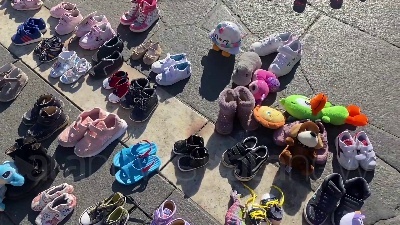 Scene from Ucraina, in piazza Duomo a Milano pupazzi e scarpe simbolo dei bambini ucraini