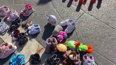 Scene from Ucraina, in piazza Duomo a Milano pupazzi e scarpe simbolo dei bambini ucraini