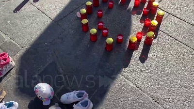 Scene from Ucraina, in piazza Duomo a Milano pupazzi e scarpe simbolo dei bambini ucraini