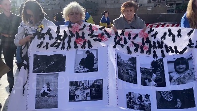 Scene from Ucraina, in piazza Duomo a Milano pupazzi e scarpe simbolo dei bambini ucraini