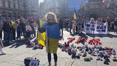 Scene from Ucraina, in piazza Duomo a Milano pupazzi e scarpe simbolo dei bambini ucraini