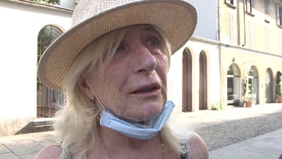 Scene from "Grazie Gino", a Milano fiori e una foto in onore del fondatore di Emergency