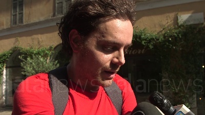 Scene from "Grazie Gino", a Milano fiori e una foto in onore del fondatore di Emergency