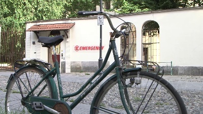 Scene from "Grazie Gino", a Milano fiori e una foto in onore del fondatore di Emergency