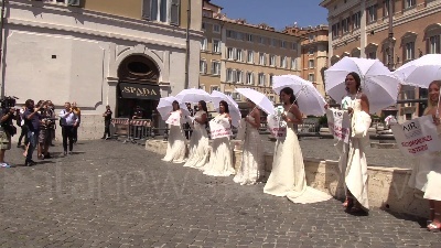 Scene from Settore wedding in protesta a Montecitorio: "Governo ci faccia arrivare al 2021"
