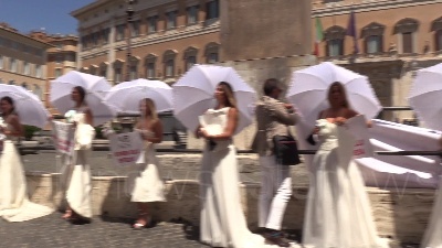 Scene from Settore wedding in protesta a Montecitorio: "Governo ci faccia arrivare al 2021"