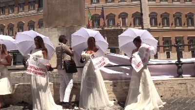 Scene from Settore wedding in protesta a Montecitorio: "Governo ci faccia arrivare al 2021"