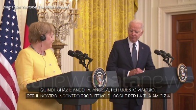 Scene from Biden rende omaggio alla Merkel: "Grazie per la tua amicizia, mi mancherai"