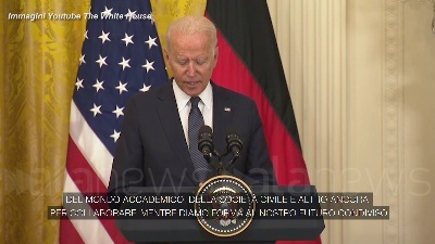Scene from Biden rende omaggio alla Merkel: "Grazie per la tua amicizia, mi mancherai"