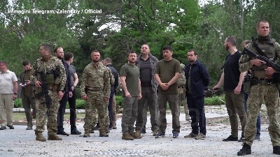 Scene from Ucraina, prima visita di Zelensky a Mykolaiv