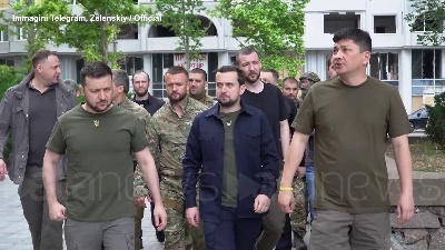 Scene from Ucraina, prima visita di Zelensky a Mykolaiv