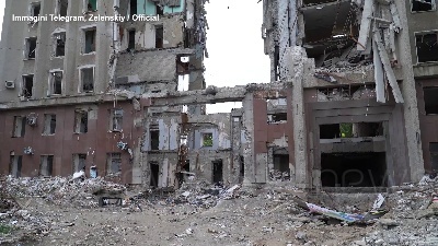 Scene from Ucraina, prima visita di Zelensky a Mykolaiv