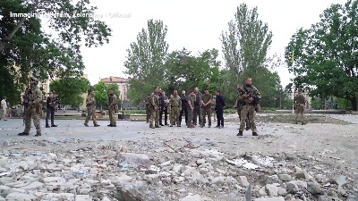 Scene from Ucraina, prima visita di Zelensky a Mykolaiv
