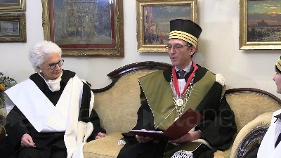 Scene from Il regalo del rettore dell'Alma Mater a Liliana Segre: la data di laurea del marito a Bologna