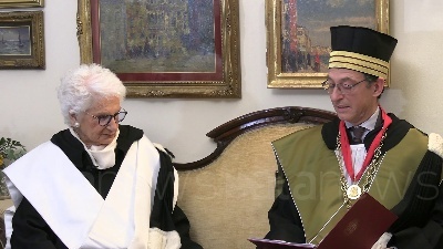 Scene from Il regalo del rettore dell'Alma Mater a Liliana Segre: la data di laurea del marito a Bologna