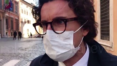 Scene from Toninelli: "Grillo apre alle larghe intese? Non avete capito il suo post"