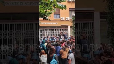 Scene from Università, scontri alla Sapienza fra Fronte Gioventù Comunista e Polizia