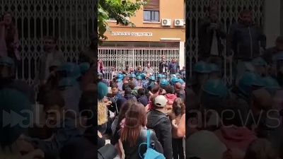 Scene from Università, scontri alla Sapienza fra Fronte Gioventù Comunista e Polizia