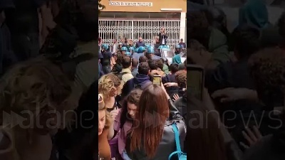 Scene from Università, scontri alla Sapienza fra Fronte Gioventù Comunista e Polizia